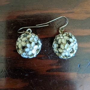 White daisy ball earrings